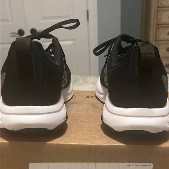 New Balance Black and White Men's Athletic Running Shoe - Picture 7 of 13